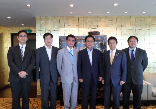 From left to right: Masataka Uo (Alliance Management Office), Jung-ho Park (Secretary General of Japan-Korea Parliamentarian’s Union), Taro Kono (Japanese Diet member), Tae-whan Kim (Korean Parliament member), Yasuhisa Shiozaki (Japanese Diet member), Kensuke Onishi (Alliance CEO)
