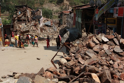写真：2005年のネパール地震で緊急支援チームの派遣
