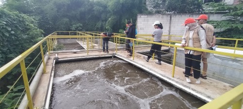 研修2日目は、 2022年に完成したジャカルタのスマートシティ開発のプロジェクトの一環で建設された治水センターを見学。水資源局職員から、プロジェクトの目的や仕組み・水位管理、近隣地域の下水処理施設について説明を受けました 