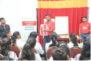 ワークショップを進行するHSBCのボランティア