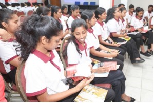 配布された金融リテラシーに関するパンフレット