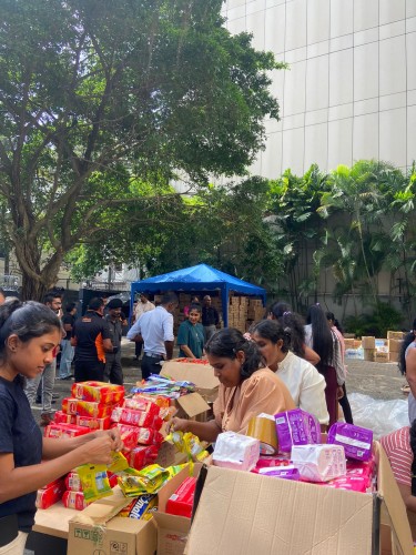 1201_A-PAD with Pearl Protectors and University of Colombo students, volunteering at Sirasa Sahana Yathra (3)